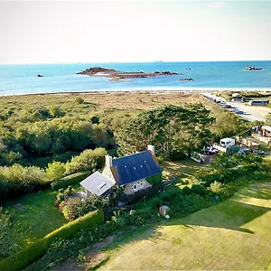  Hébergement de vacances Grande Maison, Les Pieds Dans L'eau, Bord De France